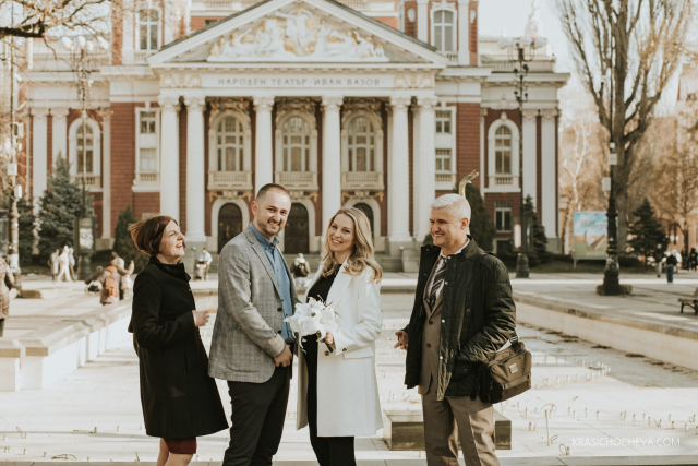 08.mladojenci pred naroden teatyr ivan vazov krasichocheva.com