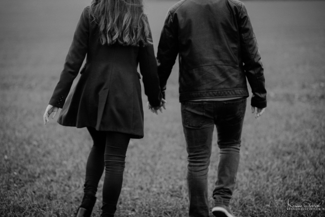 Есенна фотосесия за влюбени Love Story - снимка на двама влюбени хванат иза ръце